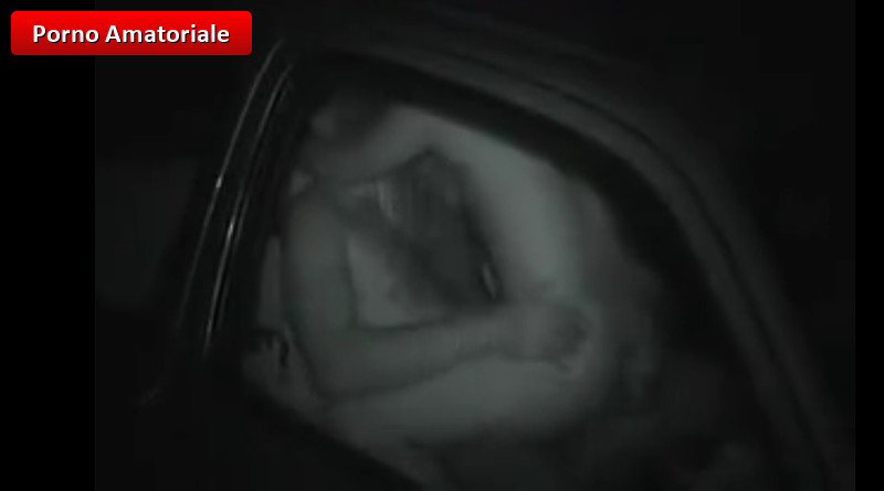 Coppia filmata di nascosto mentre scopa in macchina